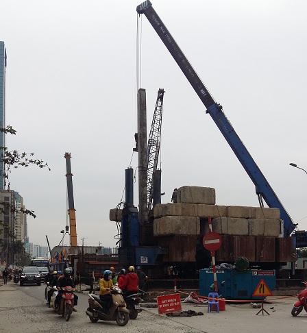 Cận cảnh vụ rơi dầm thép khổng lồ trên đường Trần Duy Hưng