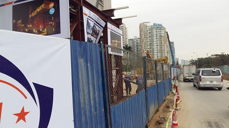 Cận cảnh vụ rơi dầm thép khổng lồ trên đường Trần Duy Hưng