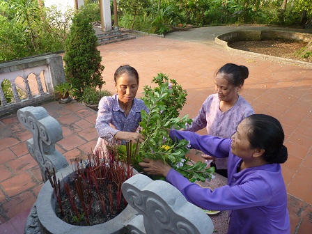 Ứa nước mắt chuyện ba phụ nữ trông nghĩa trang giữa quê lúa 