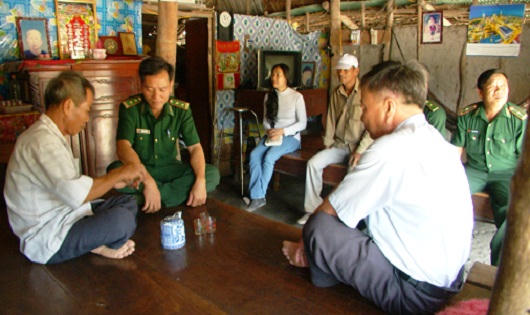 Cả xã 'đua' tố giác tội phạm, cùng bộ đội bảo vệ đường biên