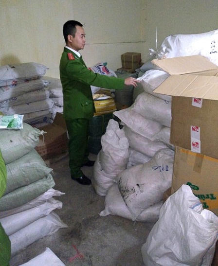 Hà Nội: Bắt 2,5 tấn phụ gia làm bim bim, nước ngọt không rõ nguồn gốc