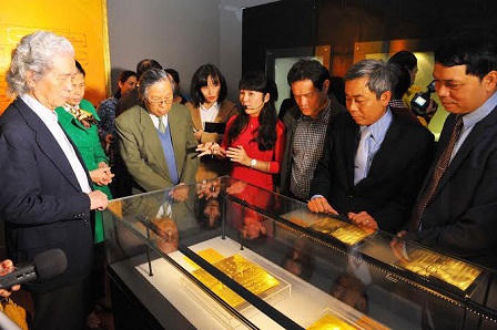 Ngỡ ngàng chiêm ngưỡng sách bằng vàng triều Nguyễn