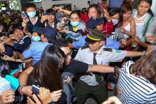 Choáng với kiểu hâm mộ thô bạo của fan Việt