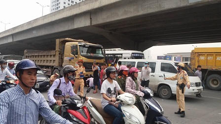 Một phụ nữ bị cuốn vào gầm xe tải chết trên đường Hà Nội