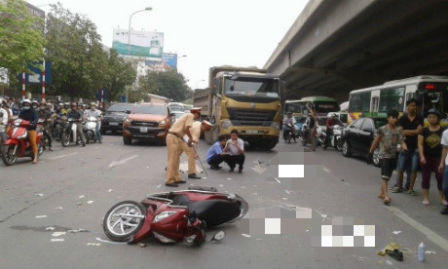 Một phụ nữ bị cuốn vào gầm xe tải chết trên đường Hà Nội