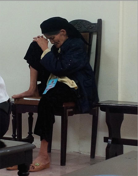 Chắp hai tay xin lỗi vẫn không đủ nguôi nỗi giận ngút trời của người mẹ tuổi 90