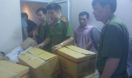 Hà Nội: Bắt giữ lô thuốc lá lớn ngụy trang bằng thùng mỳ tôm