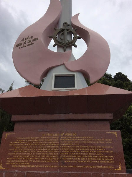 Thiêng liêng nắm đất bọc khăn tay của cô gái Vũng Rô