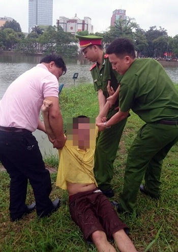  “Ngáo đá” nam thanh niên “tạo dáng” bên hồ Hoàn Kiếm