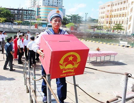 Lá phiếu đầu tiên ở nơi bầu cử sớm nhất cả nước