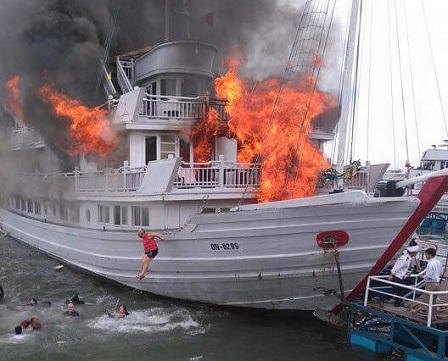 Tàu du lịch cháy lớn ở Hạ Long, nhiều khách phải nhảy xuống biển