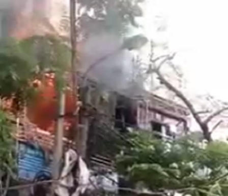 Cháy lớn đầu phố cổ, bơm nước hồ Hoàn Kiếm để dập lửa