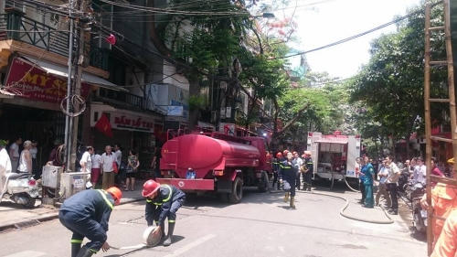 Cháy lớn đầu phố cổ, bơm nước hồ Hoàn Kiếm để dập lửa