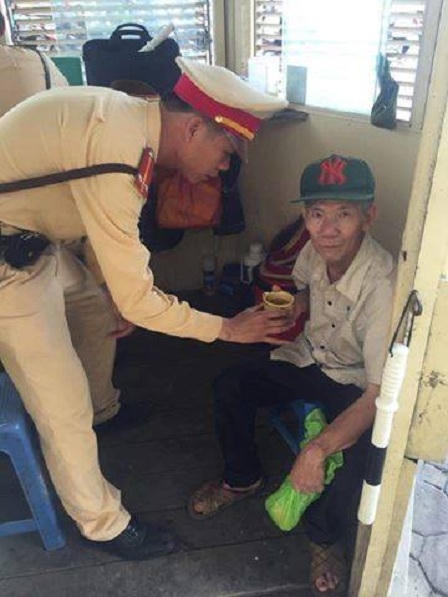 CSGT Hà Nội tận tụy giúp cụ già đãng trí tìm lại gia đình