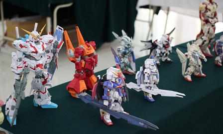 Thích thú với mô hình giấy quân sự