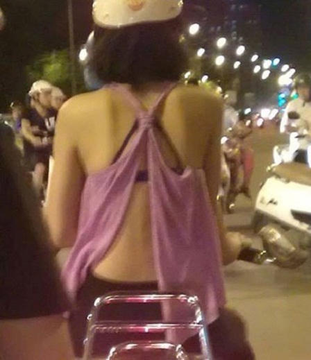 Thói quen của mẹ khiến bé gái bị xâm hại