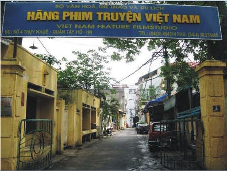 Nghệ sỹ 'đỏ mặt' vì hãng phim được bán cho... công ty vận tải