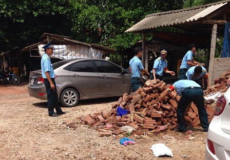 Gia đình, hàng xóm khắc khoải chờ anh về...