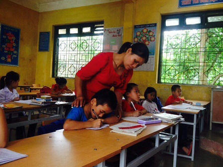 Nghẹn lòng chuyện nữ sinh bới rác tìm ăn...