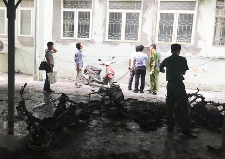Cháy lớn sau thi môn tiếng Anh tại nhà xe Đại học Quốc gia  