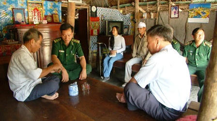 Người cao tuổi tham gia xây dựng và bảo vệ biên giới