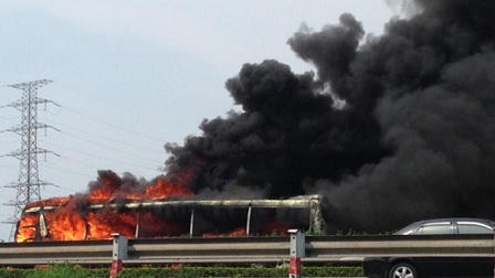 Xe khách cháy dữ dội, khói đen cuộn trên cao tốc Pháp Vân - Cầu Giẽ