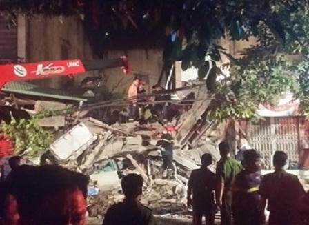 Sập nhà 4 tầng giữa Hà Nội, 2 người còn mắc kẹt