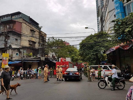 Sập nhà 4 tầng giữa Hà Nội, 2 người còn mắc kẹt