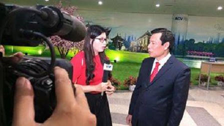 Xạ thủ Hoàng Xuân Vinh về nước trong vòng vây của người hâm mộ