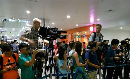 Xạ thủ Hoàng Xuân Vinh về nước trong vòng vây của người hâm mộ