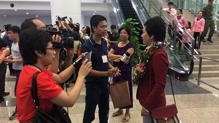 Xạ thủ Hoàng Xuân Vinh về nước trong vòng vây của người hâm mộ