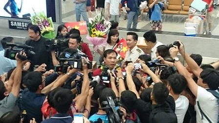 Xạ thủ Hoàng Xuân Vinh về nước trong vòng vây của người hâm mộ