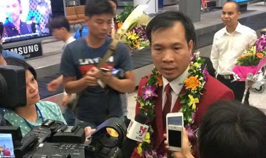 Xạ thủ Hoàng Xuân Vinh về nước trong vòng vây của người hâm mộ