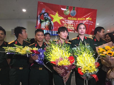 Xạ thủ Hoàng Xuân Vinh về nước trong vòng vây của người hâm mộ