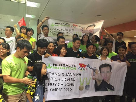 Xạ thủ Hoàng Xuân Vinh về nước trong vòng vây của người hâm mộ