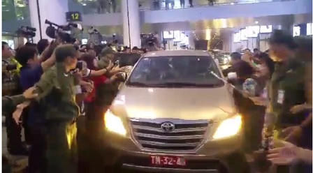 Xạ thủ Hoàng Xuân Vinh về nước trong vòng vây của người hâm mộ