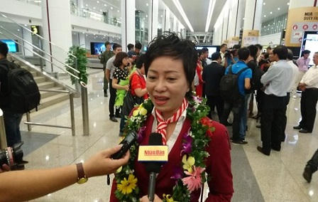 Xạ thủ Hoàng Xuân Vinh về nước trong vòng vây của người hâm mộ