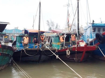 Xúc động cảnh bộ đội dầm mình trong mưa giúp người dân chống bão