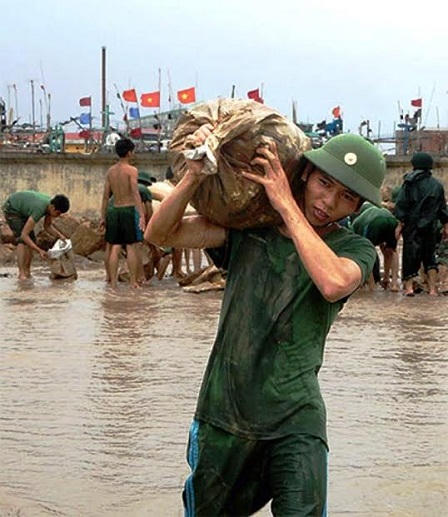 Xúc động cảnh bộ đội dầm mình trong mưa giúp người dân chống bão