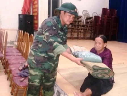 Xúc động cảnh bộ đội dầm mình trong mưa giúp người dân chống bão