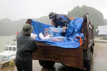 Xúc động cảnh bộ đội dầm mình trong mưa giúp người dân chống bão