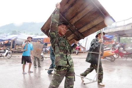 Xúc động cảnh bộ đội dầm mình trong mưa giúp người dân chống bão