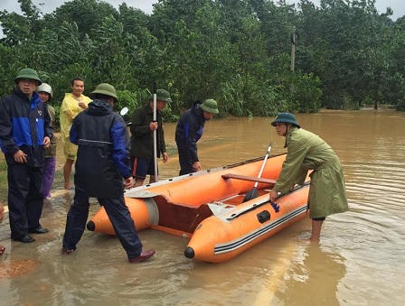 Xúc động cảnh bộ đội dầm mình trong mưa giúp người dân chống bão