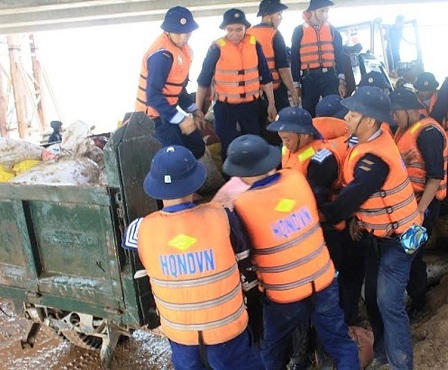 Xúc động cảnh bộ đội dầm mình trong mưa giúp người dân chống bão