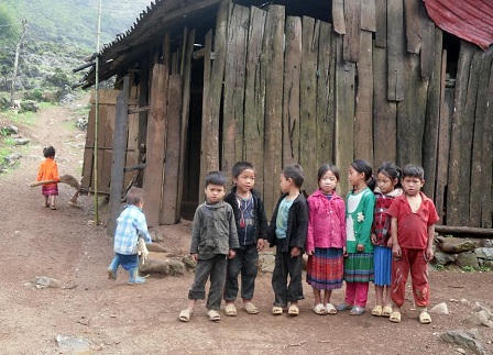 Trẻ Sán Séo Tỷ cơm không đủ ăn, đi bộ 2 giờ mới đến lớp