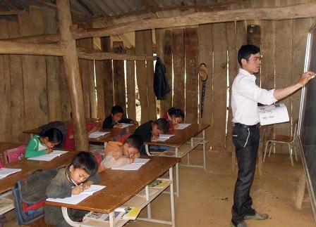 Trẻ Sán Séo Tỷ cơm không đủ ăn, đi bộ 2 giờ mới đến lớp