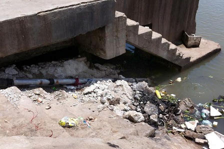 Rác thải 'bức tử' cửa sông Lạch Vạn