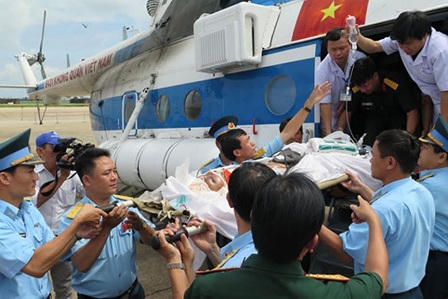 Những chuyến bay bão táp vượt biển cứu người