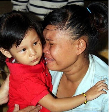 Trẻ sơ sinh bị trao nhầm tại bệnh viện: Danh phận nào cho con?