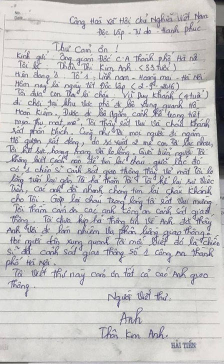 CSGT giúp người mẹ trẻ tìm con bị lạc trên phố đi bộ